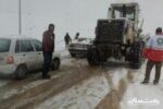 امدادرسانی عوامل امدادی جمعیت هلال احمر به خودروهای گرفتار شده ناشی از برف در محور سیاهکل به دیلمان