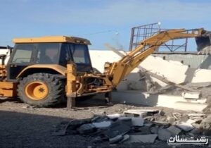 تخریب سازه غیر مجاز در اراضی ساحلی خشکبیجار